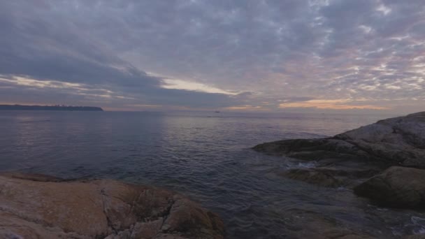 Widok na park latarni morskiej na skalistym wybrzeżu — Wideo stockowe
