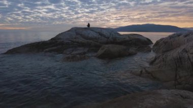 Kayalık bir sahilde Deniz feneri parkı manzarası