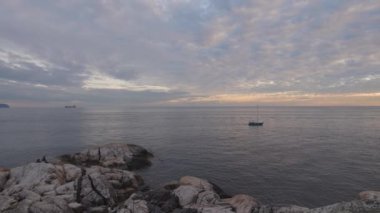 Kayalık bir sahilde Deniz feneri parkı manzarası