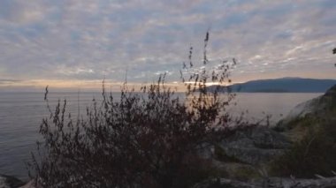 Kayalık bir sahilde Deniz feneri parkı manzarası