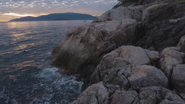 Pohled na Lighthouse Park na skalnatém pobřeží — Stock video