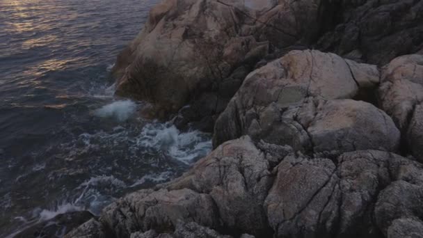 Vista de um parque de farol em uma costa rochosa — Vídeo de Stock