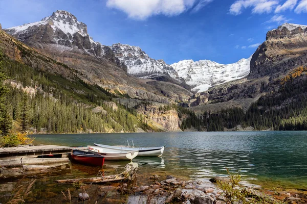 Lago ghiacciaio con le montagne rocciose canadesi sullo sfondo — Foto Stock