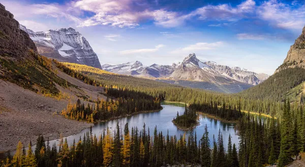 Vista panoramica del lago ghiacciaio con le montagne rocciose canadesi sullo sfondo. — Foto Stock