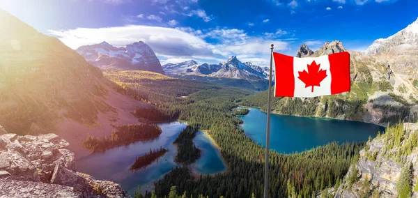 Καναδική Εθνική Σημαία Σύνθετη με Καναδικά Βραχώδη Όρη — Φωτογραφία Αρχείου