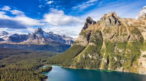 Scenic View of Glacier Lake with Canadian Rocky Mountains — Stock Photo, Image