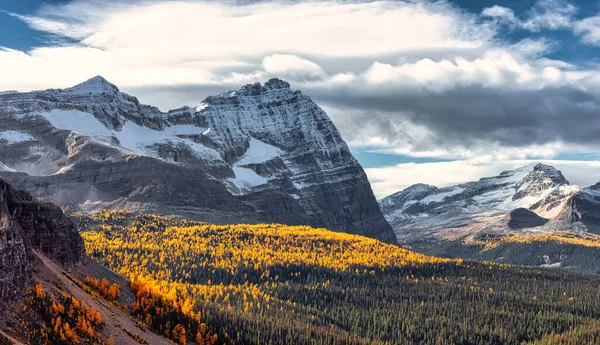 Vista panorâmica das montanhas rochosas canadenses no fundo — Fotografia de Stock