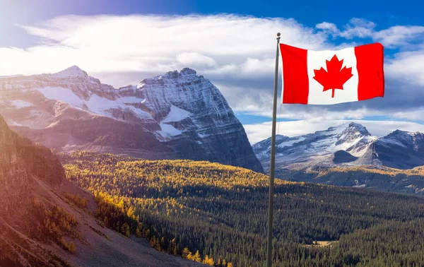 Kanadská národní vlajka složená z kanadských Skalistých hor — Stock fotografie