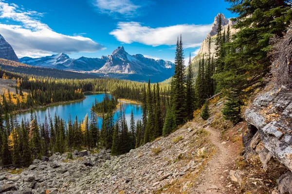 Vista panorámica del Lago Glaciar con Montañas Rocosas Canadienses — Foto de Stock