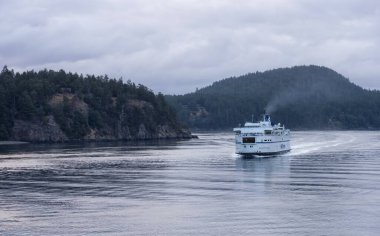 Pasifik Okyanusunda BC Feribot Bulutlu yaz sabahı gündoğumunda