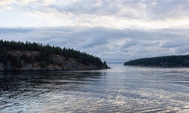 Pasifik Okyanusunun batı kıyısındaki Körfez Adaları.