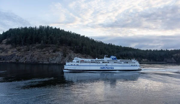 BC Ferries Σκάφος στον Ειρηνικό Ωκεανό κατά τη διάρκεια συννεφιασμένη καλοκαιρινή ανατολή — Φωτογραφία Αρχείου