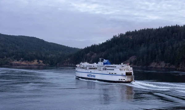BC Ferries Boat in Pacific Ocean during cloudy summer morning sunrise — Stock Photo, Image