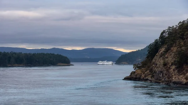 BC Ferries Σκάφος στον Ειρηνικό Ωκεανό κατά τη διάρκεια συννεφιασμένη καλοκαιρινή ανατολή — Φωτογραφία Αρχείου