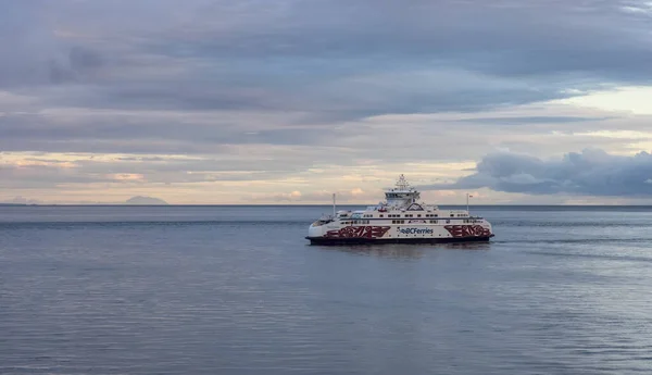 BC Ferries Boot in de Stille Oceaan tijdens bewolkt zomerochtend zonsopgang — Stockfoto