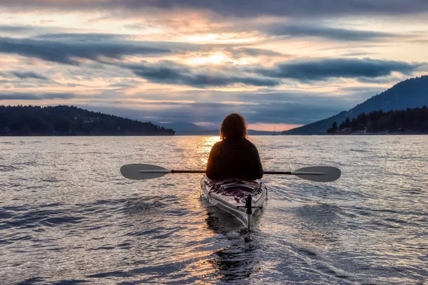 Femme aventureuse en kayak de mer pagayant dans l'océan Pacifique. — Photo