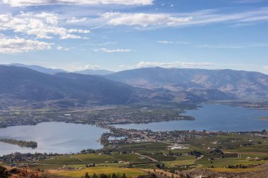 Güneşli bir sonbahar günündeki Küçük Turistik Şehir manzarası