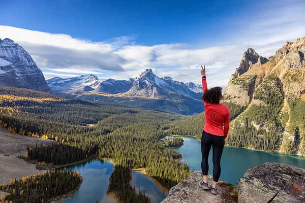 Caminhadas da mulher branca caucasiana aventurosa em montanhas rochosas canadenses. — Fotografia de Stock