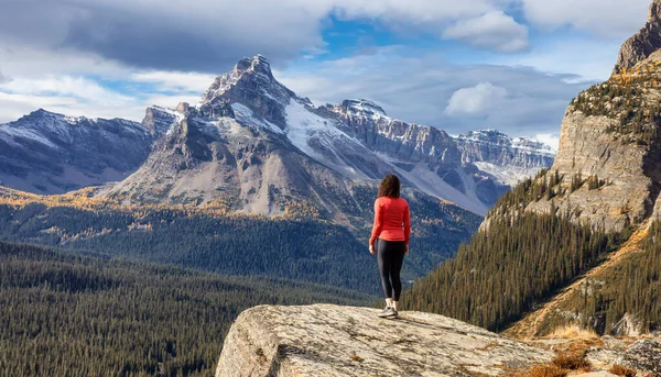 Caminhadas da mulher branca caucasiana aventurosa em montanhas rochosas canadenses. — Fotografia de Stock