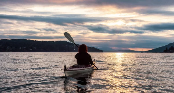 Femme aventureuse en kayak de mer pagayant dans l'océan Pacifique. — Photo