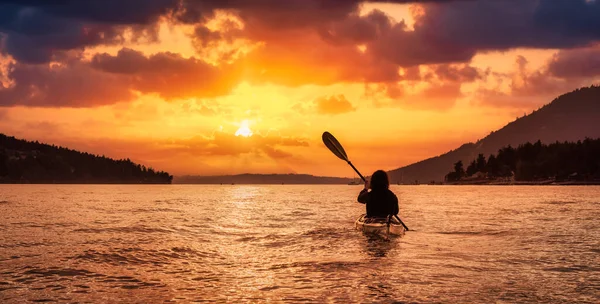 Femme aventureuse en kayak de mer pagayant dans l'océan Pacifique. — Photo