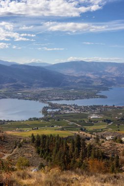 Güneşli bir sonbahar günündeki Küçük Turistik Şehir manzarası