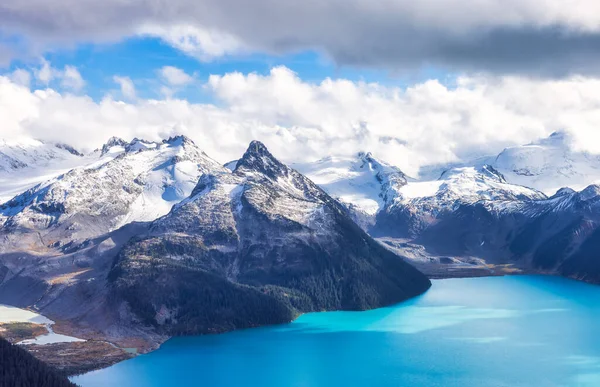 Kanadai Rocky Mountain táj és Garibaldi-tó. — Stock Fotó