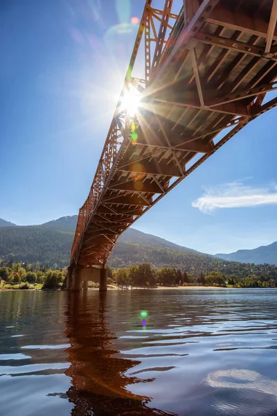 Velký oranžový most přes řeku Kootenay s turistickým městem — Stock fotografie