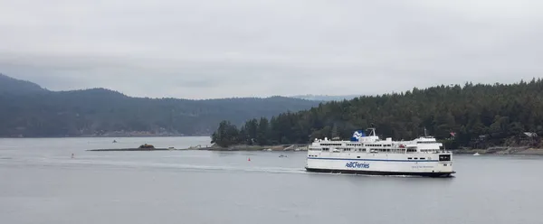 BC färjor båt lämnar terminalen i Swartz Bay — Stockfoto