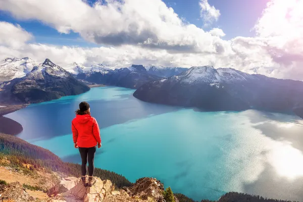 Äventyrlig Vit Kvinna Vandrar Toppen Ett Kanadensiskt Berg Taget Panorama — Stockfoto