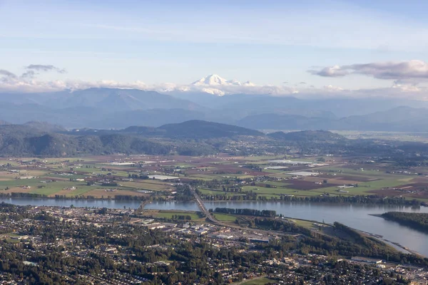 Arka planda Mission City, Fraser River ve Baker Dağı 'nın havadan görüntüsü. — Stok fotoğraf