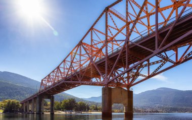 Kootenay Nehri üzerindeki Big Orange Köprüsü 'nün arka planında Turistik Şehir.