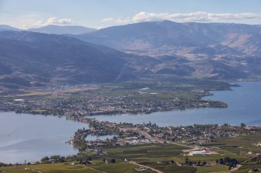 Güneşli bir sonbahar günündeki Küçük Turistik Şehir manzarası