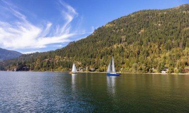Kootenay Nehri 'nin manzarası ve küçük bir turistik kasaba.