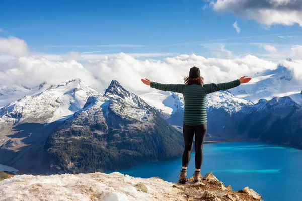 Äventyrlig vit kvinna vandring på toppen av ett kanadensiskt berg. — Stockfoto