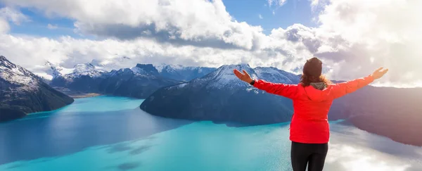 Avontuurlijke blanke vrouw wandelen op de top van een Canadese berg. — Stockfoto