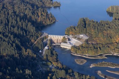 Hayward Gölü kıyısındaki bir su barajının uçağından hava manzarası.