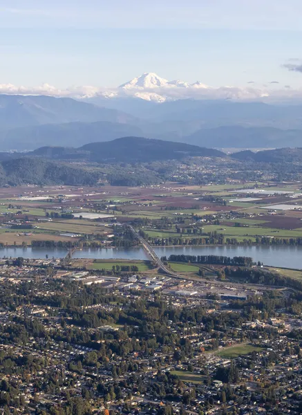 Arka planda Mission City, Fraser River ve Baker Dağı 'nın havadan görüntüsü. — Stok fotoğraf