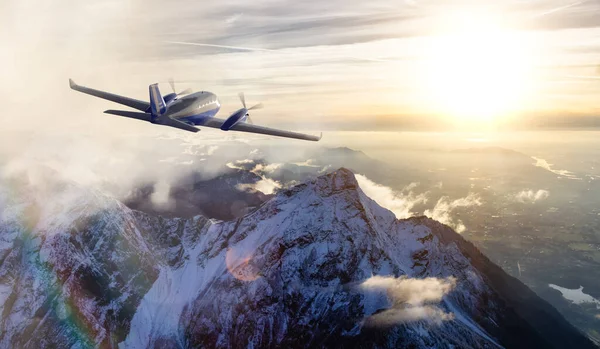 Twin Engine Airplane Rocky Dağı üzerinde uçuyor. — Stok fotoğraf