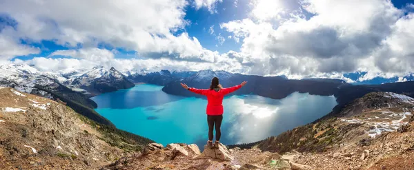 Kalandos kaukázusi nő túrázás tetején egy kanadai hegy. — Stock Fotó