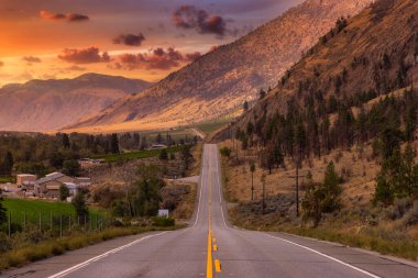 Manzaralı Yol, Hwy 3, Kanada Dağları 'nın çevresindeki vadide..