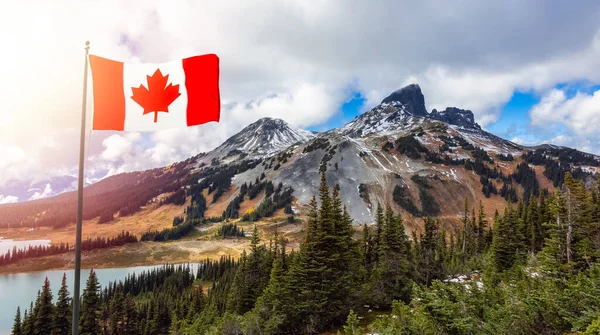 Composto de Bandeira Nacional Canadense. Paisagem natural nas montanhas. — Fotografia de Stock