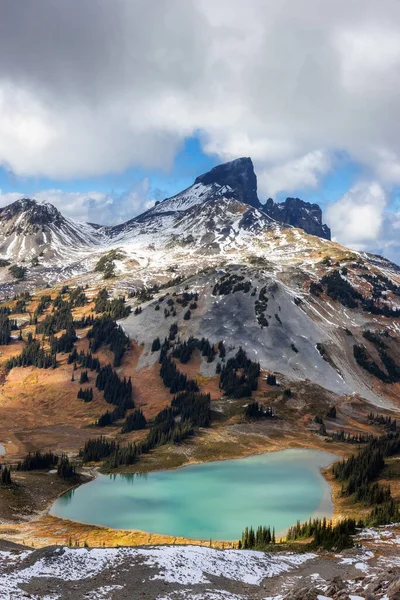 Montaña Tusk Negra, Lago Glaciar en el paisaje natural canadiense — Foto de Stock