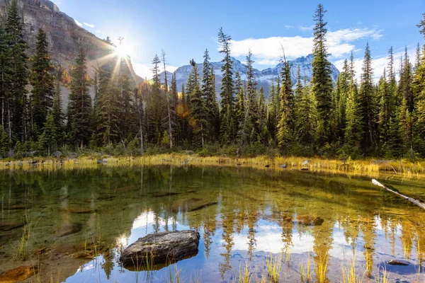 Vista panoramica del lago ghiacciaio con le montagne rocciose canadesi sullo sfondo. — Foto Stock