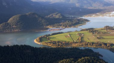 Fraser Vadisi 'nin Kanada Doğa Dağı manzaralı havadan görüntüsü.