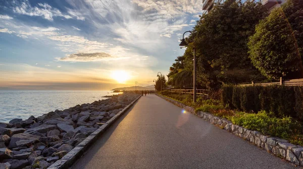 Pasifik Okyanusu 'nun batı kıyısındaki modern bir şehirde yürüyüş yolu.. — Stok fotoğraf