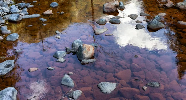 Voda tekoucí po řece kolem skal. — Stock fotografie
