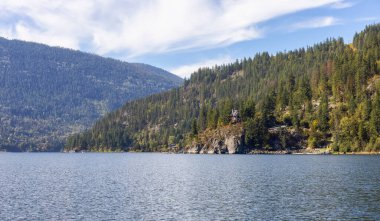 Kootenay Nehri 'nin manzarası ve küçük bir turistik kasaba.