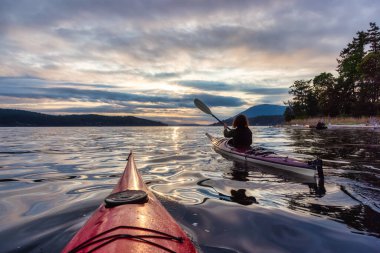 Denizde Maceracı Kadın Pasifik Okyanusunda Kano kürek çekiyor.
