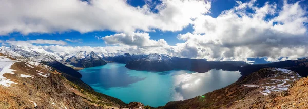 Panoramautsikt över Garibaldi sjön. — Stockfoto